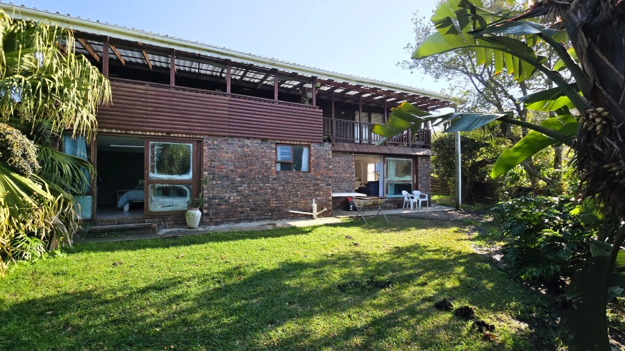 6 Bedroom Property for Sale in Cove Rock Eastern Cape